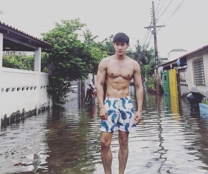 曾经揩油视频火爆朋友圈的他，居然能忍受狗狗对自己做这种事！ - 51虹马