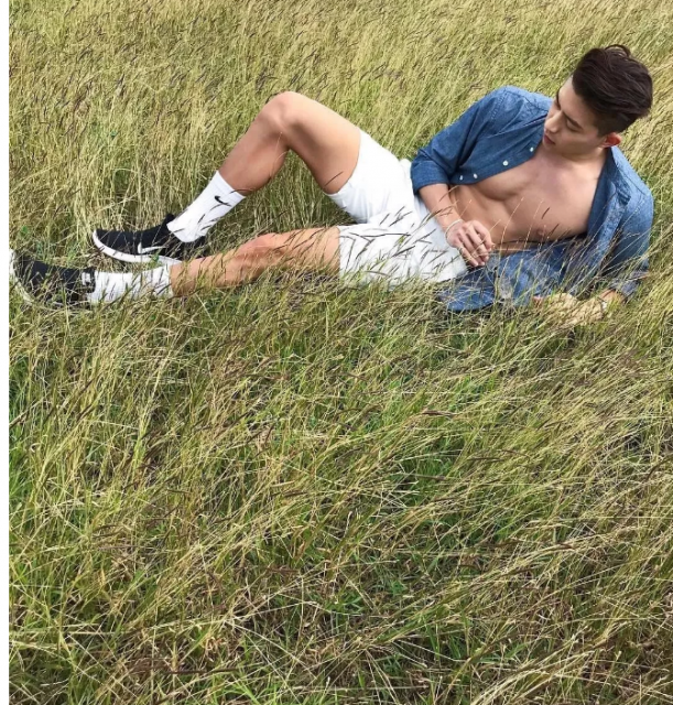 看点∣肌肉身材越来越棒的天菜男模，遭涩影师疯狂邀约… - 51虹马