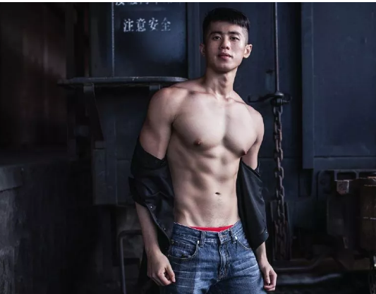 是多想红？公狗腰男挂空挡去健身还发沐浴照 - 51虹马