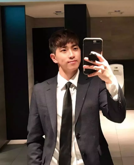 看点∣正装衬衫小哥哥，长得帅身材好，这才是你要的筋肉小奶狗!-51虹马