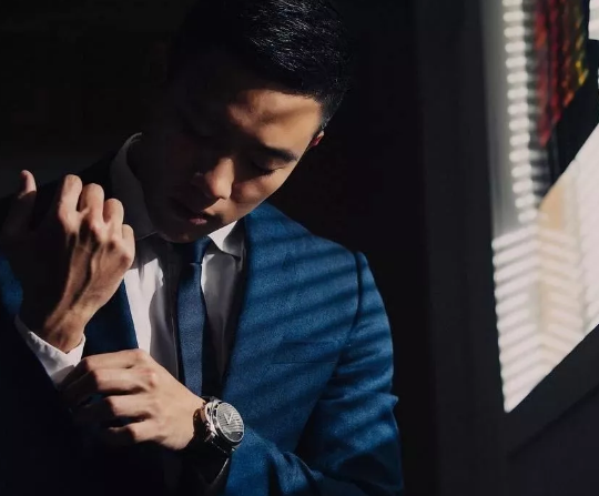 看点∣无数人想为他溺水的天菜肌肉救生员，又拍了一片禁欲系写真 - 51虹马