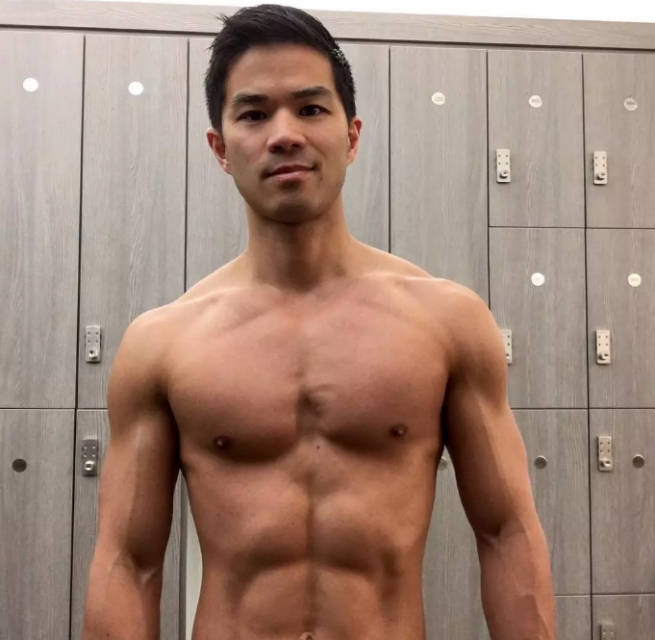 亚裔肌肉男床照疯传，性感腹肌可以舔一年！ - 51虹马