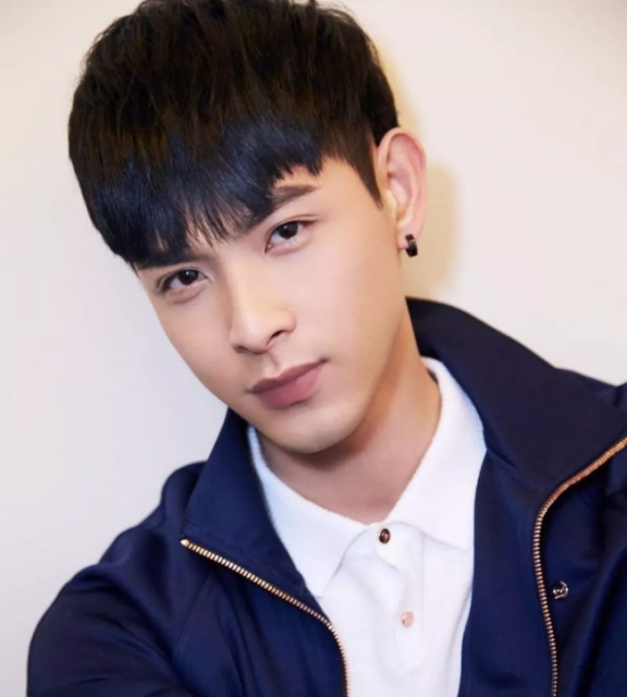 帅哥∣笑容干净的小奶狼甜炸少女心，这个小哥哥简直太撩了！－－连晨翔 - 51虹马