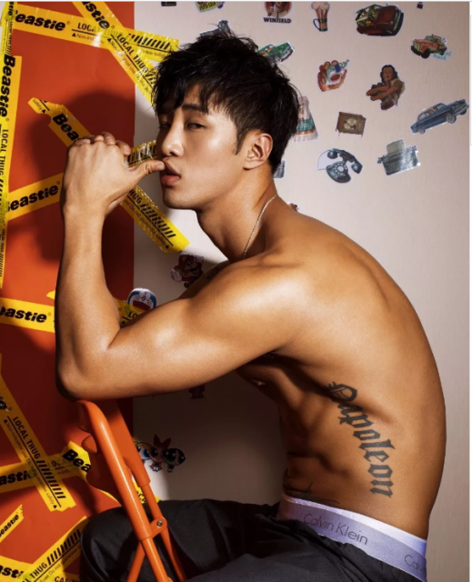 看点∣94年大鲜肉体育生，萌颜巨RU八块腹肌，纹身配肌肉实在太性感! - 51虹马