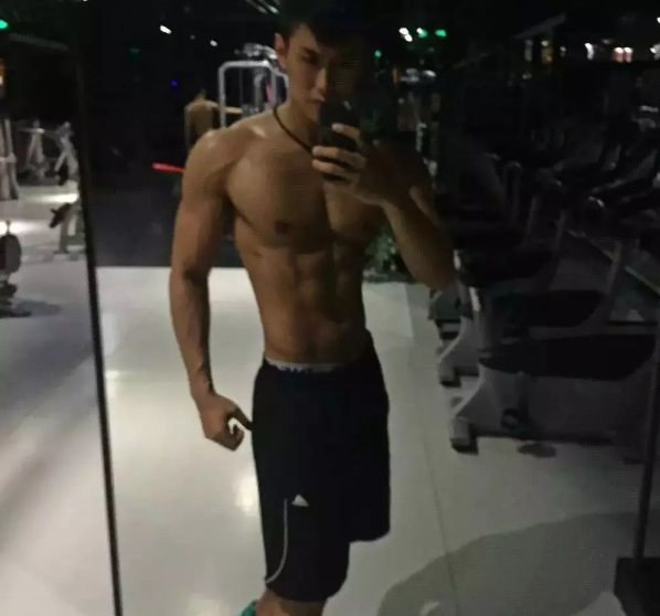 前两天小帅介绍了一个曾经参加过coolguy，拥有八块腹肌的体育生。好多宝贝对他都很喜欢。而今天小帅要介绍的这个帅哥，也曾经参加过coolguy比赛，而且不论颜值还是身材，都不输给那个体育生的哦。 - 51虹马