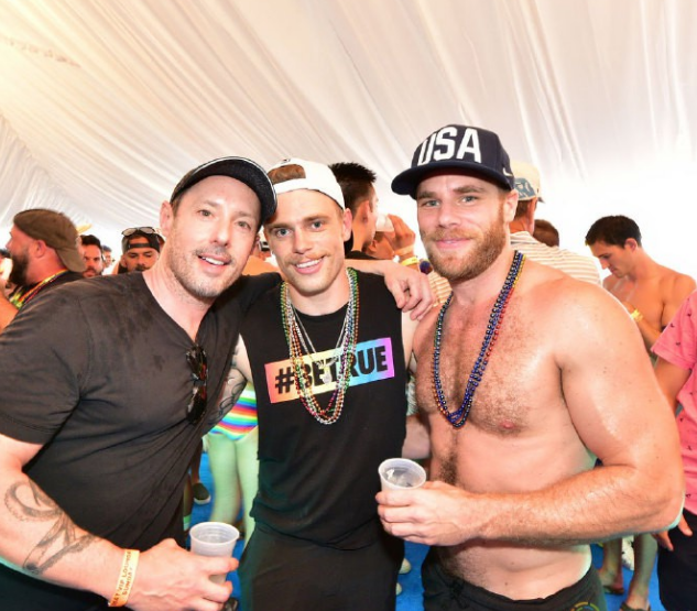 摔角狂热现场亮出彩虹;格斯·肯沃西领衔同志巡游 - 51虹马