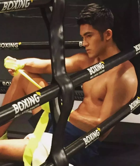 台湾鲜肉古铜色性感身材，诱人舔屏的小奶狗 - 51虹马