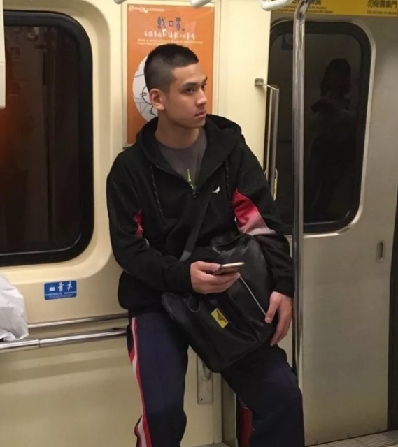 操场上偶遇体育老师只穿了个四角内裤！ - 51虹马