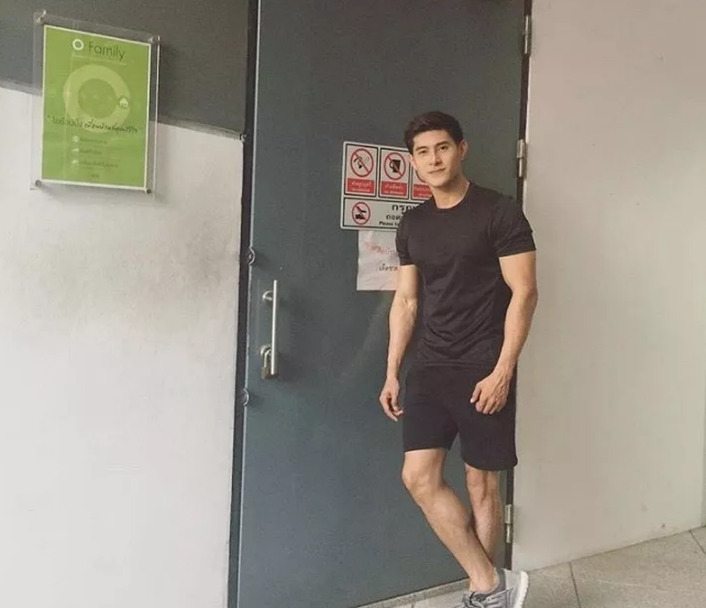 曾经揩油视频火爆朋友圈的他，居然能忍受狗狗对自己做这种事！ - 51虹马