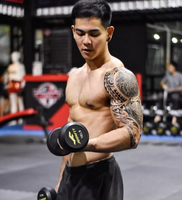 看点∣当童颜巨乳筋肉天菜脫掉衣服，腹毝旺盛荷尔蒙爆棚！ - 51虹马