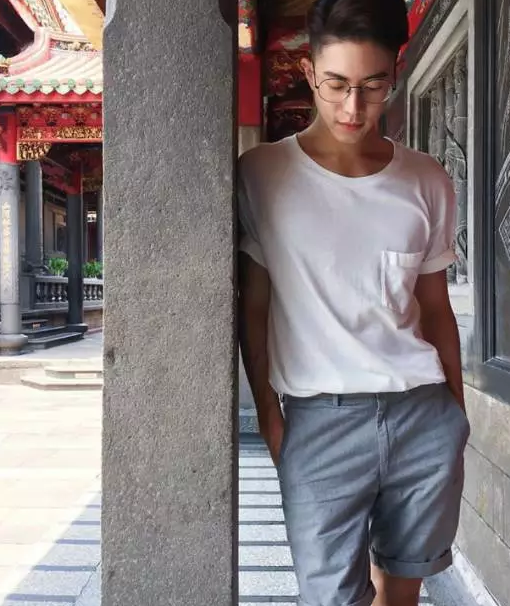 国产天菜模特遭摄影师疯狂邀约，湿身写真惊喜走光某裆真的非常大！ - 51虹马