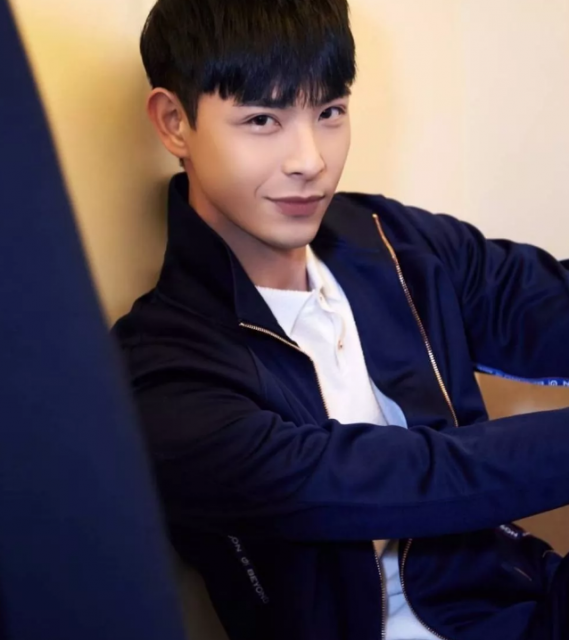 帅哥∣笑容干净的小奶狼甜炸少女心，这个小哥哥简直太撩了！－－连晨翔 - 51虹马