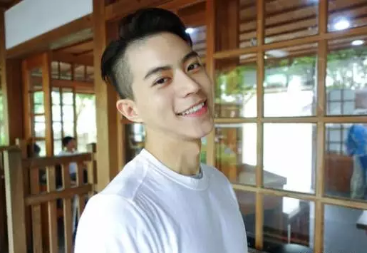 国产天菜模特遭摄影师疯狂邀约，湿身写真惊喜走光某裆真的非常大！-51虹马