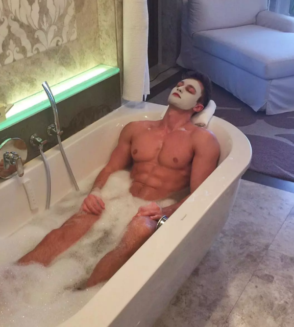 九寸男模被曝应召服务？真枪实弹摆在那不得不服。 - 51虹马