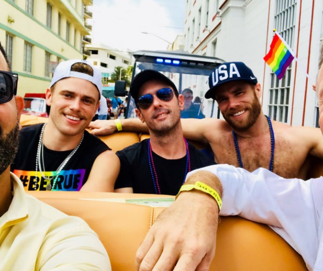 摔角狂热现场亮出彩虹;格斯·肯沃西领衔同志巡游 - 51虹马