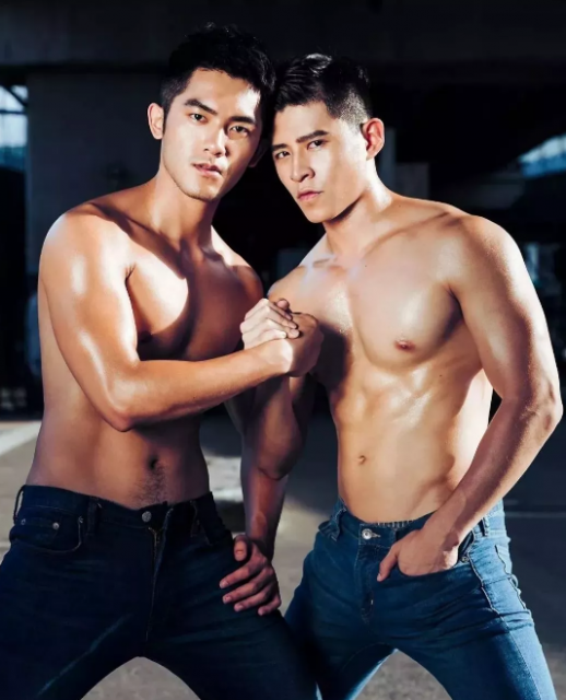 台湾鲜肉古铜色性感身材，诱人舔屏的小奶狗 - 51虹马