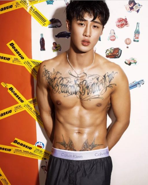 看点∣94年大鲜肉体育生，萌颜巨RU八块腹肌，纹身配肌肉实在太性感! - 51虹马