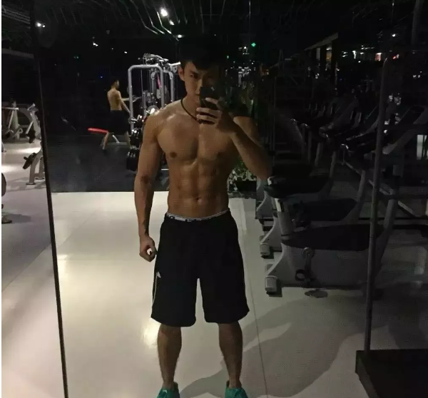 前两天小帅介绍了一个曾经参加过coolguy，拥有八块腹肌的体育生。好多宝贝对他都很喜欢。而今天小帅要介绍的这个帅哥，也曾经参加过coolguy比赛，而且不论颜值还是身材，都不输给那个体育生的哦。 - 51虹马