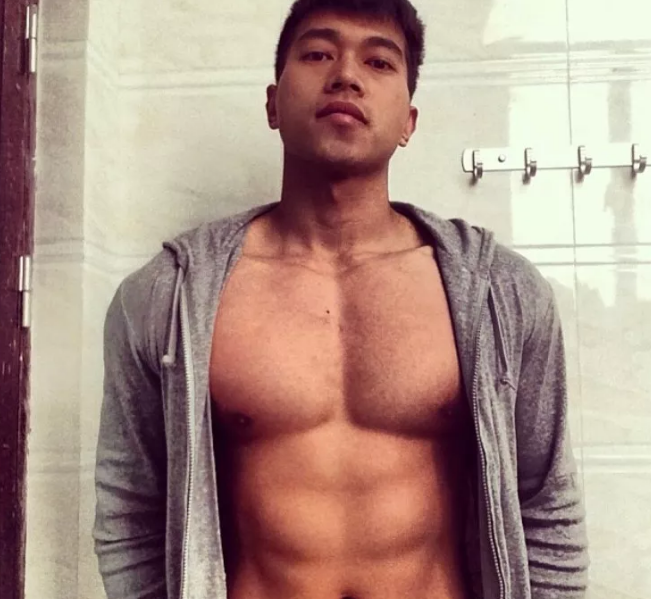 国产肌肉男洗澡视频流出？ - 51虹马