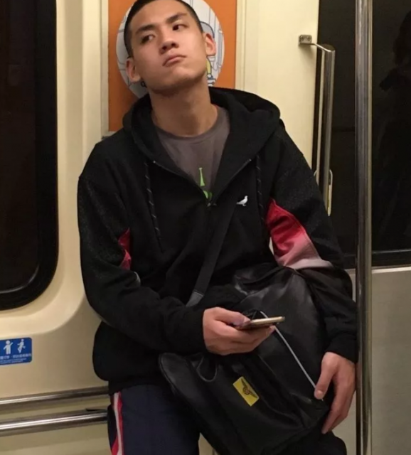 操场上偶遇体育老师只穿了个四角内裤！ - 51虹马