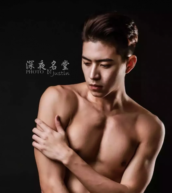 看点∣肌肉身材越来越棒的天菜男模，遭涩影师疯狂邀约…-51虹马