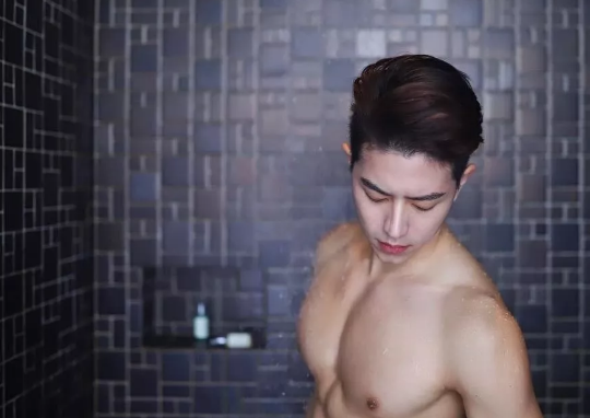 看点∣肌肉身材越来越棒的天菜男模，遭涩影师疯狂邀约… - 51虹马