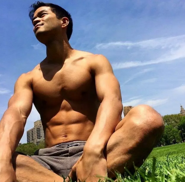 亚裔肌肉男床照疯传，性感腹肌可以舔一年！ - 51虹马