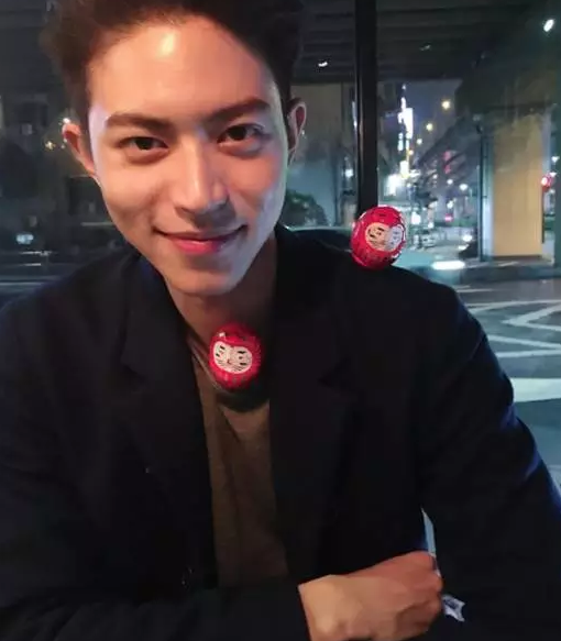 国产天菜模特遭摄影师疯狂邀约，湿身写真惊喜走光某裆真的非常大！ - 51虹马