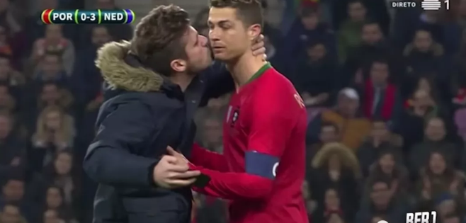 C罗被男粉强吻不拒绝，他还曾被男友撩硬过-51虹马