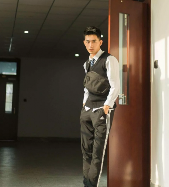 帅哥∣97年小奶狗鲜肉校草，像不像你下一任男盆友？－－吕根 - 51虹马