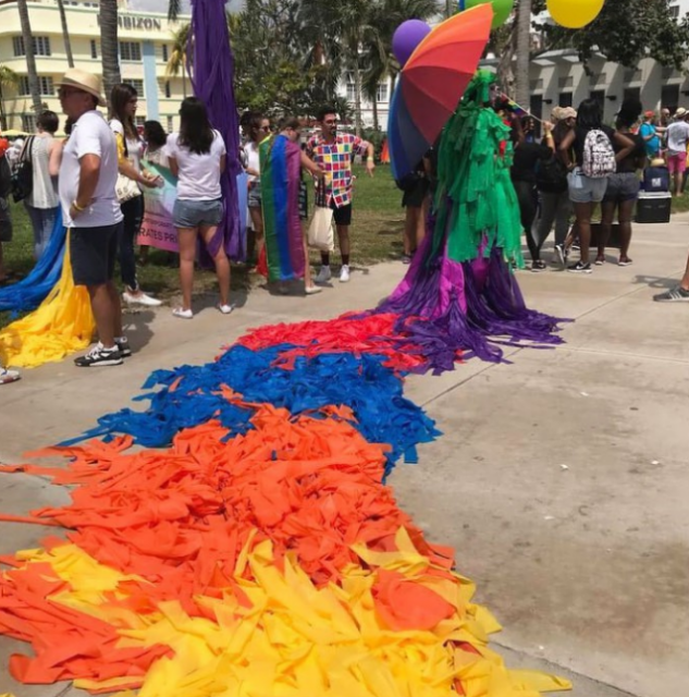 摔角狂热现场亮出彩虹;格斯·肯沃西领衔同志巡游 - 51虹马