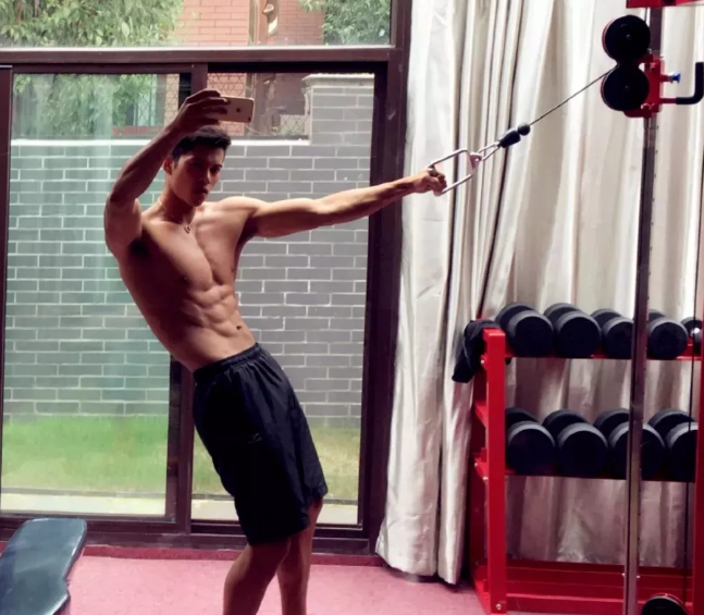 他曾是刘姥姥的亲密健身私教？体育生果然很强 - 51虹马