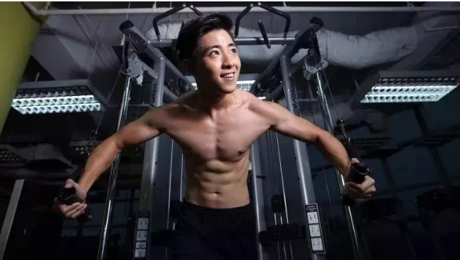 看点∣童颜腹肌“小奶狼”，好喜欢这样的原味帅气小鲜肉！ - 51虹马