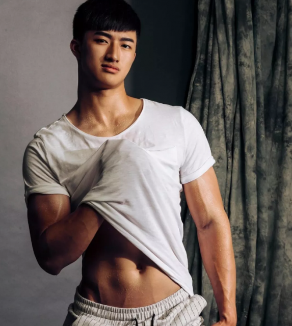 看点∣捕获一只体育生大大大鲜肉，186.C.M筋肉小哥哥！ - 51虹马