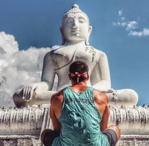 这位外国小哥不吃肉，却练得一身肌肉，原因竟是…… - 51虹马