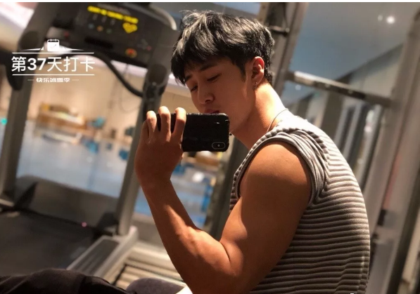 看点∣94年大鲜肉体育生，萌颜巨RU八块腹肌，纹身配肌肉实在太性感! - 51虹马