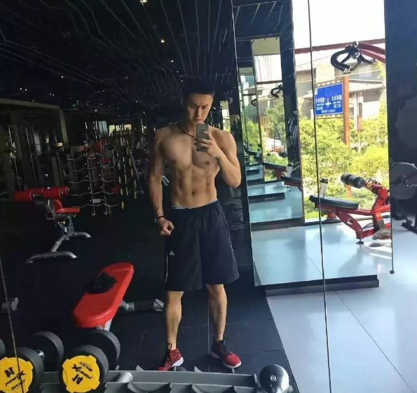 前两天小帅介绍了一个曾经参加过coolguy,拥有八块腹肌的体育生。好多宝贝对他都很喜欢。而今天小帅要介绍的这个帅哥,也曾经参加过coolguy比赛,而且不论颜值还是身材,都不输给那个体育生的哦。 - 51虹马 前两天小帅介绍了一个曾经参加过coolguy,拥有八块腹肌的体育生。好多宝贝对他都很喜欢。而今天小帅要介绍的这个帅哥,也曾经参加过coolguy比赛,而且不论颜值还是身材,都不输给那个体育生的哦。 - 51虹马