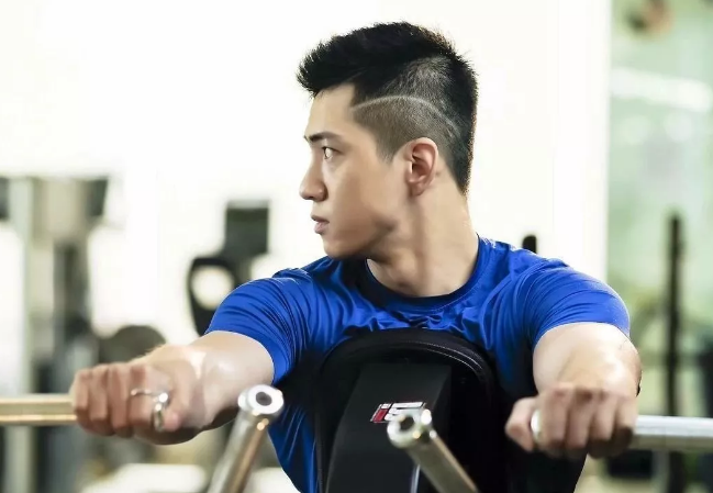 史上肌肉最漂亮的帅哥教练，帮你扒到了他最新INS照！ - 51虹马