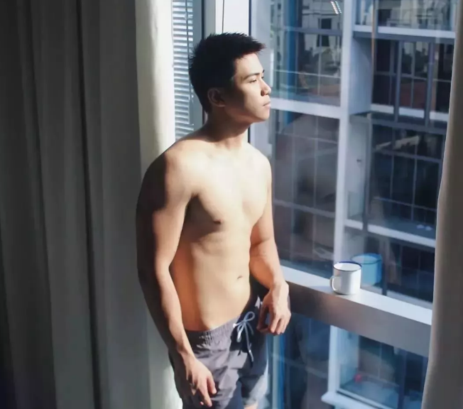 看点∣扒到一枚犬颜系纯情肌肉小哥，除了照片，还有视频！！ - 51虹马