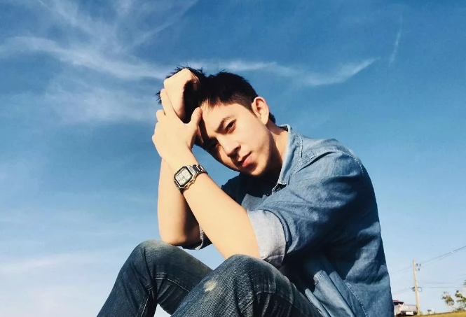 看点∣飞行员小哥哥正装制服下，竟隐藏了这么Sexxxxy的胸肌！ - 51虹马