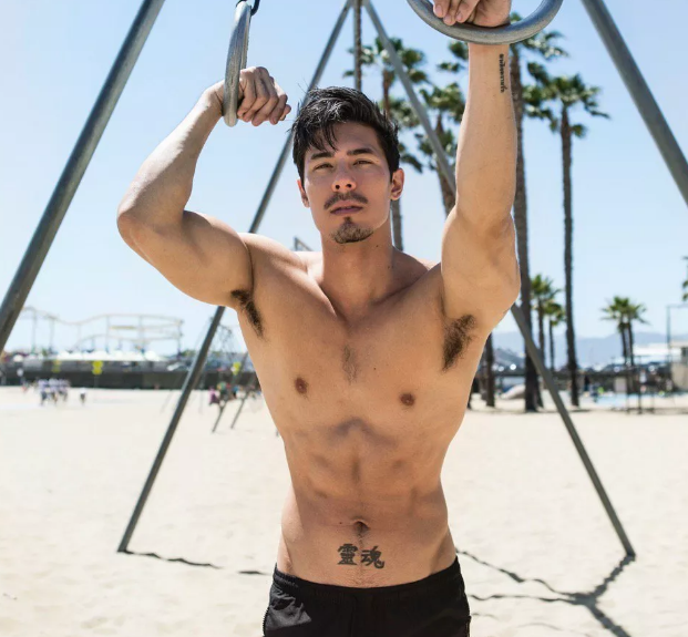 宽肩窄腰的亚裔出演首位同志变种人竟然这么撩？ - 51虹马