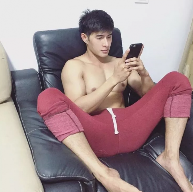 曾经揩油视频火爆朋友圈的他，居然能忍受狗狗对自己做这种事！ - 51虹马