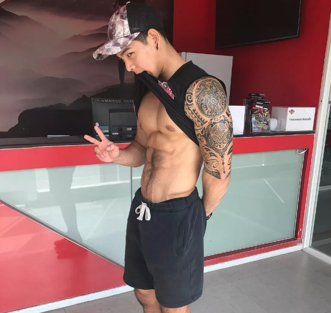 看点∣当童颜巨乳筋肉天菜脫掉衣服，腹毝旺盛荷尔蒙爆棚！ - 51虹马