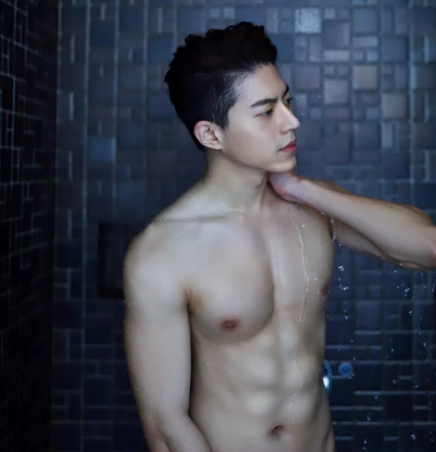 看点∣肌肉身材越来越棒的天菜男模，遭涩影师疯狂邀约… - 51虹马