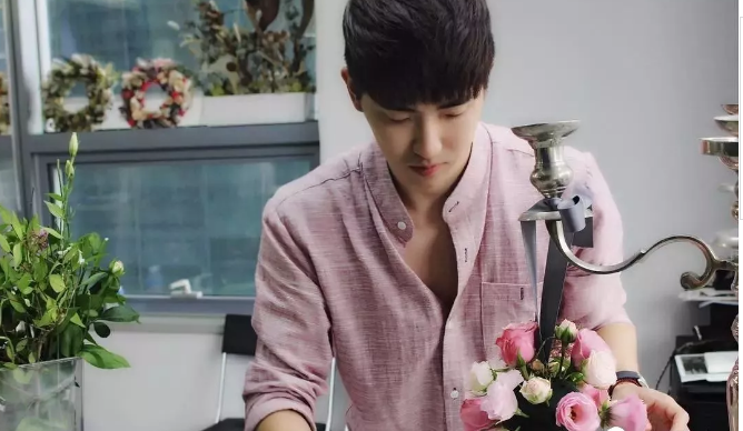 看点∣正装衬衫小哥哥，长得帅身材好，这才是你要的筋肉小奶狗! - 51虹马