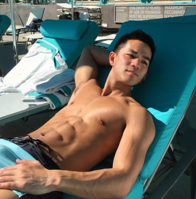 亚裔肌肉男床照疯传，性感腹肌可以舔一年！ - 51虹马