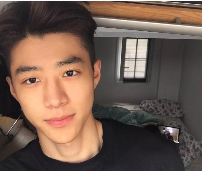 看点∣纯鲜学霸帅气小奶狗，网友都为他的肉体和颜值疯狂了！ - 51虹马