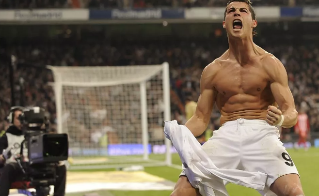 C罗被男粉强吻不拒绝，他还曾被男友撩硬过 - 51虹马