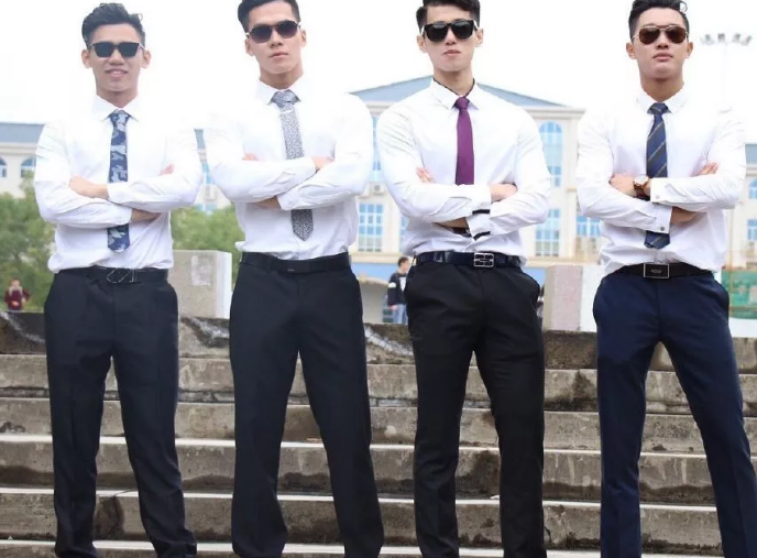 是多想红？公狗腰男挂空挡去健身还发沐浴照 - 51虹马