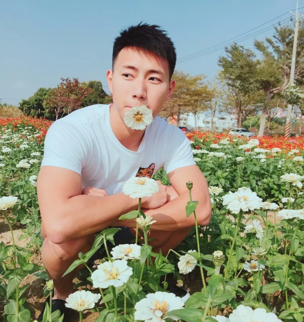 看点∣排球体育生浴照刷爆INS，筋肉腹肌小可爱竟然有男盆友了！！ - 51虹马